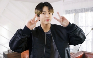 Potret Jungkook BTS Rangkul 2 Staf Cewek Jadi Perbincangan