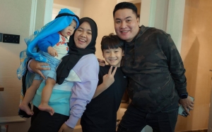 Rayyanza Cipung Tampan Pakai Sorban Ala Sultan Qatar, Ekspresi Diusili Rafathar Galak Banget