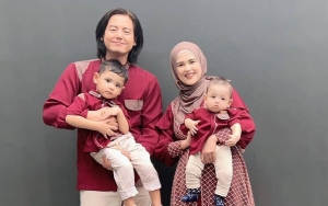 Momen Roger Danuarta Rela Bawakan Tas Pengasuh Sang Anak Jadi Perbincangan