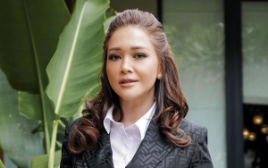 Maia Estianty Tampil Anggun Tenteng Tas Branded Bikin Pangling
