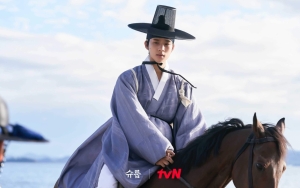 Moon Sang Min Gagal Syuting Berkali-kali Efek Outfit Putra Mahkota di 'Under The Queen's Umbrella'