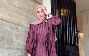 Pose Olla Ramlan Nangkring di Atas Gerobak Pentol Curi Perhatian
