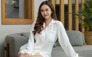 Single Mom Tangguh, Aura Kasih Tersenyum Tegar Kala Temani Putri Cantik di Rumah Sakit