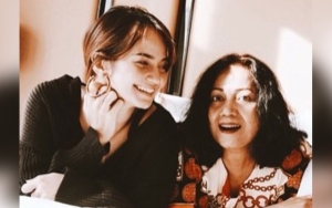 Jarang Tersorot, Enzy Storia Bagikan Foto Bareng Ibu Seraya Tulis Pesan Haru