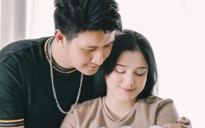 Aditya Zoni Gelar Aqiqah Bareng Istri Cantik, Paras Bule Sang Anak Ramai Dikomentari
