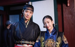 Moon Sang Min Cemburu Oh Ye Ju Post Bareng 3 Pangeran Agung 'Under The Queen's Umbrella'