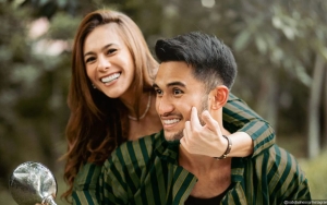 Wulan Guritno Kompak Pakai Jersey Bola Bareng Pacar Brondong, Damagenya Bukan Main