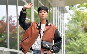 Park Bo Gum Usung Style Anak Sekolah Saat Tiba di Jepang Curi Perhatian