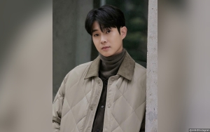 Choi Woo Shik Beri Inspirasi Fashion Hangat dan Nyaman, Posisi Kaki Curi Fokus