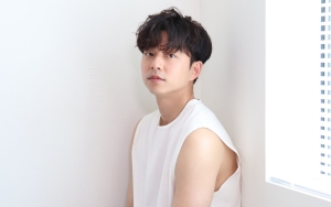 Penampilan Alami Gong Yoo Dengan Rambut Berantakan Curi Perhatian