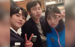 Rowoon SF9 Rangkul Mesra Kim Hye Yoon Saat Foto Bareng Lee Jae Wook