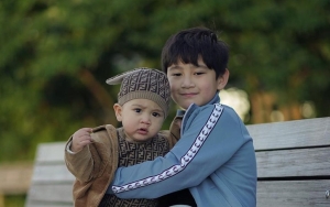 Rafathar Girang Gendong Rayyanza Cipung, Gelagat Sus Rini Justru Isyaratkan Kekhawatiran