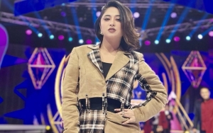 Dewi Persik Sentil Haters Lagi, Ingatkan Susahnya Goyang Dengan Suara Tetap Powerful