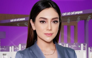 Celine Evangelista Cantik Pakai Kemben Batik Bak Putri Jawa