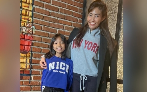 Fashionista Girly, Putri Ayu Dewi Pakai Tas Dior Harga Fantastis