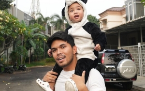 Thariq Halilintar Telaten Momong dan Suapi Gala Sky Hingga Dipuji Pantas Jadi Papi
