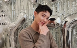 Chanyeol EXO Pamer Aksesoris Imut Serba Ceri di Barang-barangnya