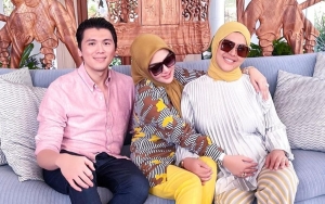 Syahrini Kekenyangan Hingga Pangku Suami di Tempat Makan, Sang Adik Lempar Ledekan Kocak