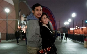Style Simpel Sandra Dewi dan Suami Saat Cek Rumah Baru Tetap Berikan Kesan Berkelas
