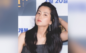 Biasa Tertutup, Kim Tae Ri Memikat di Sederet Outfit Crop Top untuk Promosi Prada