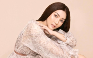 Sarwendah Cuci Baju Bareng ART di Pinggir Kali, Riasan Wajah All Out