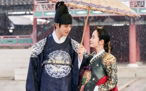 Moon Sang Min Ungkap Kepribadian Asli Kim Hye Soo di Lokasi 'Under The Queen's Umbrella'