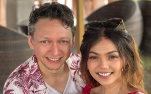 Rina Nose Pamer Foto Jepretan Suami Bule, Salfok Mirip Bunda Corla Saat Masih Muda