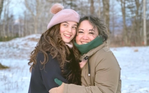 Orangtua Tunggal, Ibunda Chelsea Islan Sangat Bahagia Antar Anak ke Altar Pernikahan