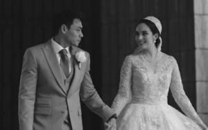 Chelsea Islan Disebut Pancarkan Aura Bahagia Usai Menikah, Tangan Rob Clinton Jadi Sorotan