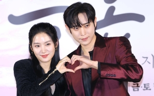 Kim Young Dae Tunjukkan Sikap Gentleman ke Park Ju Hyun di Presscon 'The Forbidden Marriage'