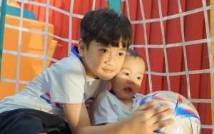 Momen Manis Rayyanza Cipung Manja-Manja ke Rafathar Bikin Gemas Sekaligus Terharu