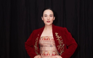 Gaun Merah Nan Mewah Chelsea Islan Lambangkan Perpaduan Gairah dan Kejelasan