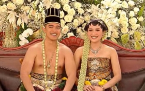 Acara Ngunduh Mantu Jokowi Penuh Air Mata, Kaesang & Erina Serasi Kenakan Pakaian Solo Basahan