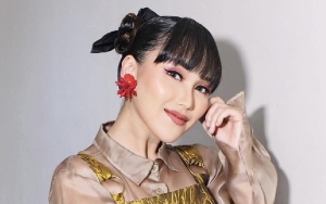 Ayu Ting Ting Kenakan Hijab Model Unik di Acara Aqiqah Sang Keponakan