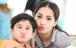 Nagita Slavina dan Rafathar Tepar, Gaya Tidur di Jet Pribadi Disorot