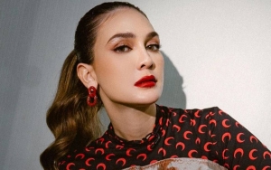 Luna Maya Tampil dengan Dress Menawan di Momen Red Carpet 'Red Sea Film Festival 2022'