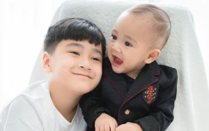 Rayyanza Cipung Girang Foto dengan Jan Ethes, Sikap Manis Rafathar Bikin Salfok