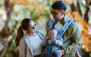 Nikita Willy Cantik Kalem Tutupi Aurat, Attitude Suami Pegang Gelas Minuman Alkohol Disorot