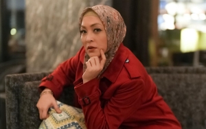 Biasa Cantik Berhijab, Angelina Sondakh Disentil Soal Baju dan Celana Ketat Saat Liburan