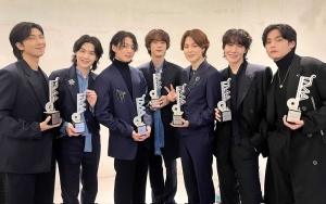 BTS Akhirnya Tebar Foto OT7 Antar Jin Wamil, Pose V Curi Fokus
