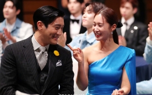AAA 2022: Gentleman, Siwon Super Junior Antar Kwon Yuri SNSD Naik ke Panggung