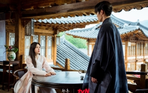 Go Yoon Jung Bak Tupai Terbang Saat Peluk Lee Jae Wook di Lokasi 'Alchemy of Souls 2'