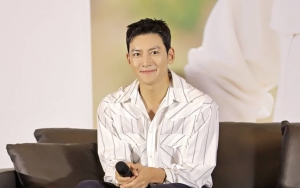 Ji Chang Wook Punya Kebiasaan Imut Kepalkan Tangan Saat Nyanyi