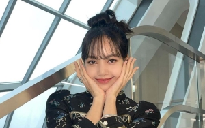 Lisa BLACKPINK Tampilkan Pesona Beda Dengan Busana Sopan Serba Tertutup