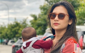 Bayi Indah Permatasari Curi Fokus Saat Temani Arie Kriting Kerja, Netter: Gemoy!