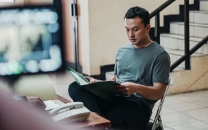 Nicholas Saputra Lesehan Ngerokok, Gayanya Relate Ala Abang-Abang Biasa