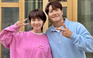 SBS Entertainment Awards 2022: Song Ji Hyo dan Kim Jong Kook Saling Goda di Red Carpet