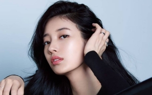 Bae Suzy Pose Imut di Depan Deretan Poster Seksinya