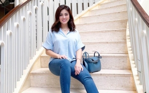 Dhena Devanka Eks Istri Jonathan Frizzy Cium Bibir Teman Pria, Malah Ramai Dibela