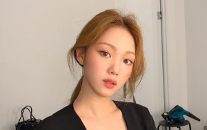 Lee Sung Kyung Bahagia Foto Bareng Pohon-pohon Tinggi di Singapura